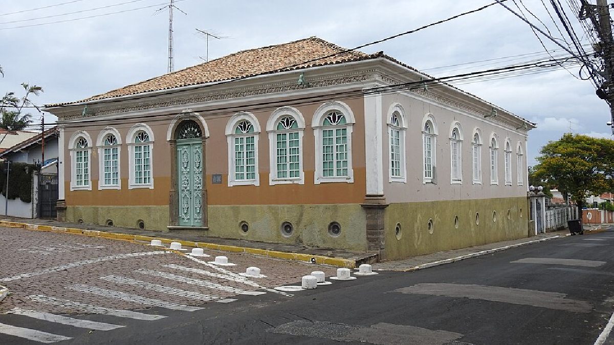 O casarão hospedou a princesa Isabel e o Conde d'Eu em 1884 e chama atenção pelos vidros em forma de tulipa e pelo batente esculpido em varvito (Foto: Sturm / Wikimedia Commons)