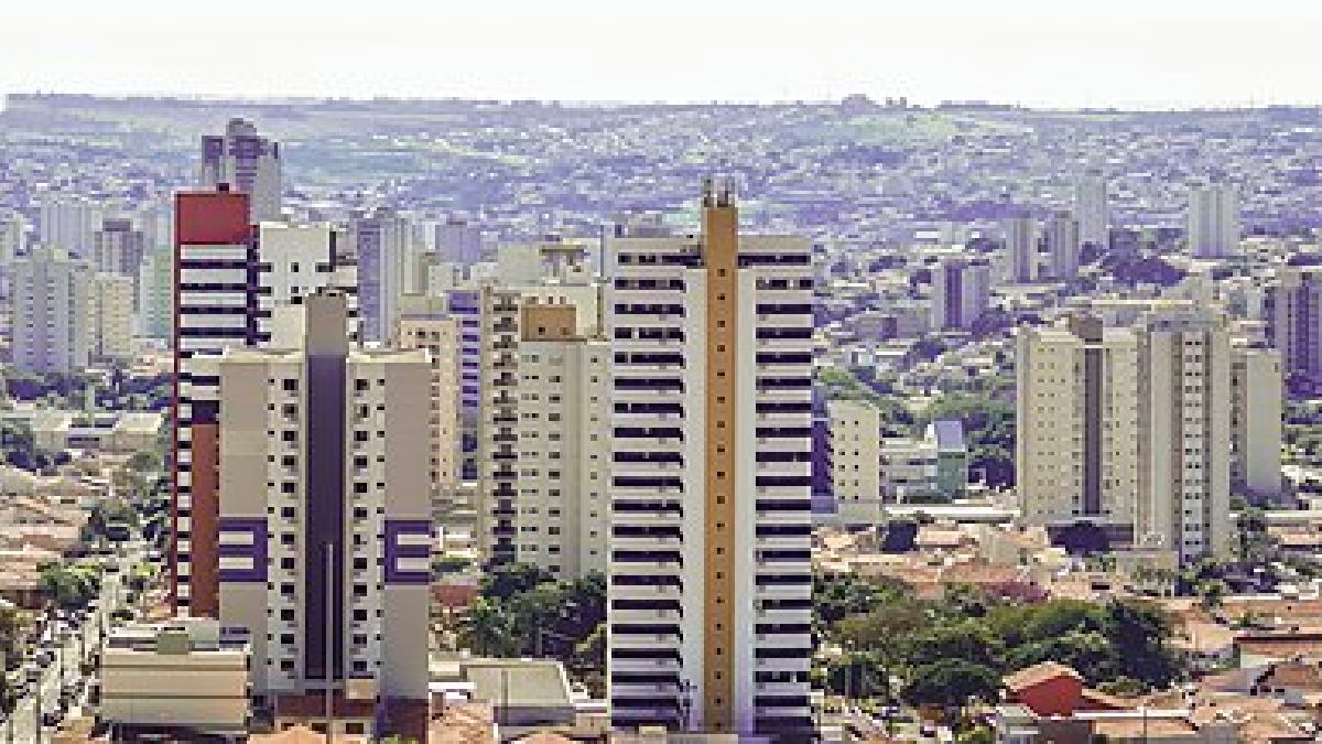 A vista ampla de Bauru traduz bem o porte regional do município e fecha a galeria com uma imagem que conversa com moradia, rotina e estrutura urbana (Foto: Gabrielmilitao / Wikimedia Commons)