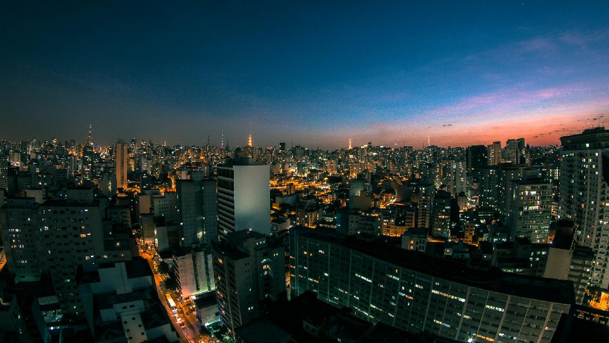 O skyline do centro expandido resume bem a lógica do mercado paulistano, mobilidade próxima costuma virar conveniência, liquidez e disputa por metro quadrado (Foto: Vinícius Pimenta / Pexels)