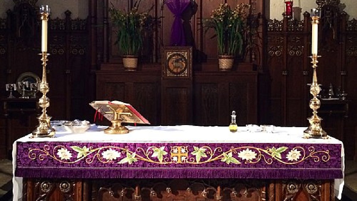 O tempo quaresmal termina antes da Missa da Ceia do Senhor, celebrada na Quinta-feira Santa, quando começa o Tríduo Pascal (Foto: Rev. Neil Willard / Wikimedia Commons)