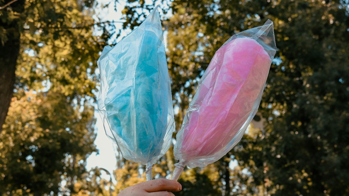 Algodão-doce em cores diferentes puxa a memória afetiva, ponto citado na proposta da experiência (Foto: Rumeysa Akbaş / Pexels)