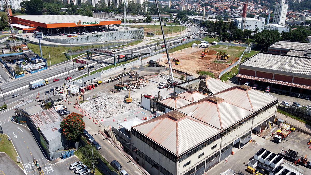 As escavações serão realizadas pelo método NATM, técnica que permite maior controle e segurança em terrenos complexos. Em alguns trechos, as intervenções podem atingir até 25 metros de profundidade.