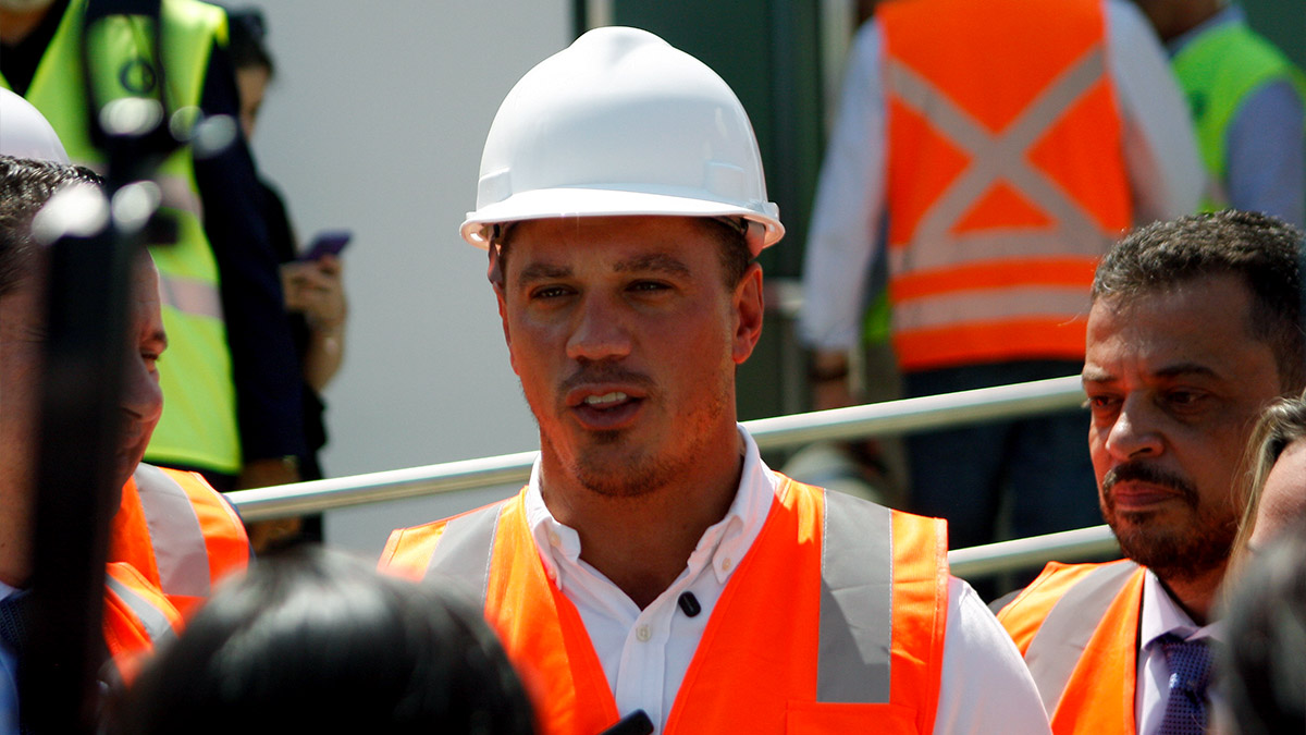 Prefeito de Taboão da Serra, Engenheiro Daniel, durante obras de escavação na Grande São Paulo.
