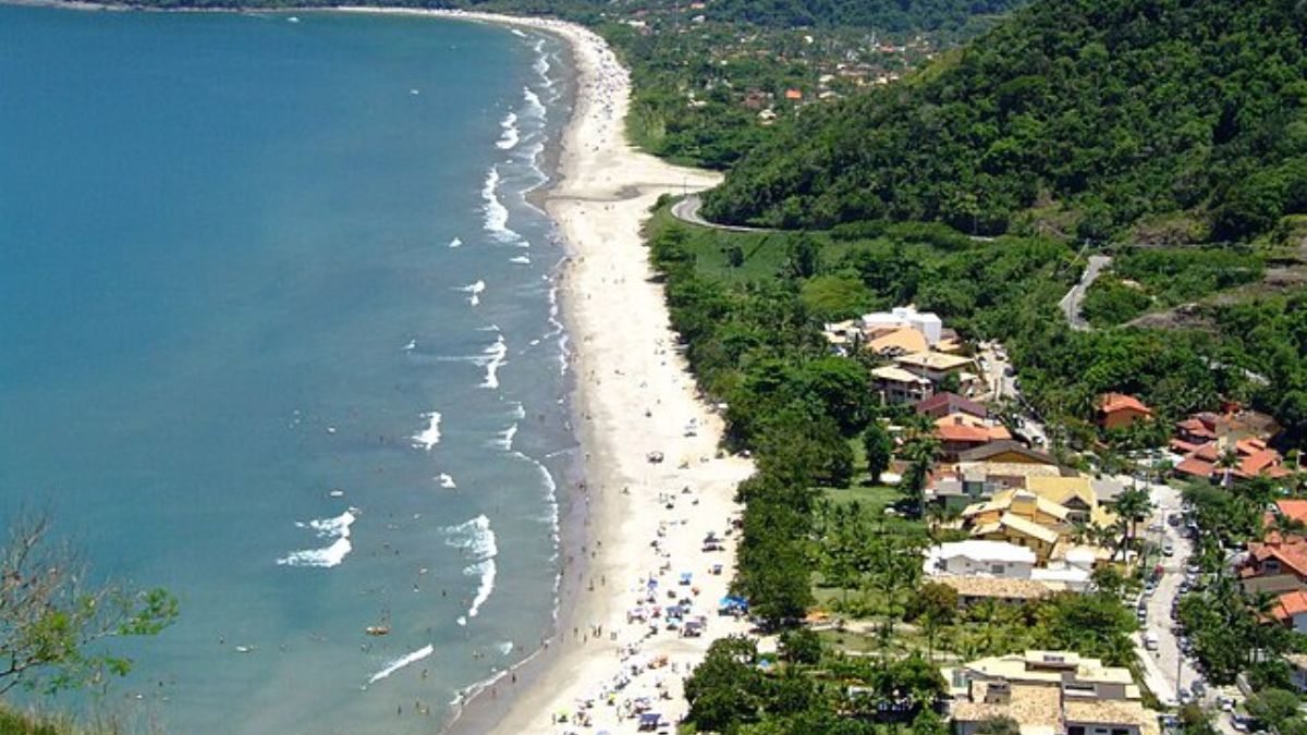 O Litoral Norte é famoso por suas praias paradisíacas e pela culinária caiçara autêntica (Foto: Isack Ryuji Minowa/Wikimedia Commons)