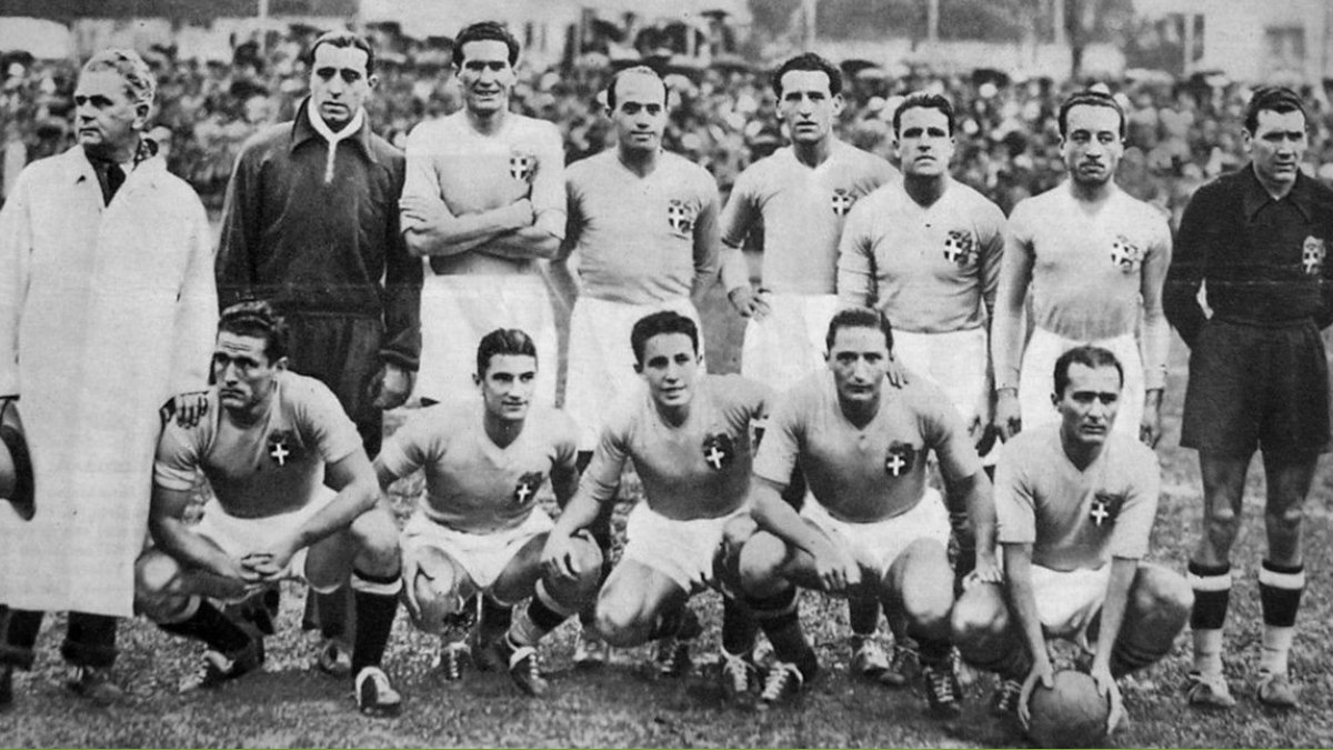 O uniforme branco da Itália, frequentemente utilizado como opção secundária, também tem raízes históricas. A escolha pelo branco remonta às cores cerimoniais da Casa de Savoia, que combinavam azul e branco em faixas, brasões e vestimentas oficiais.