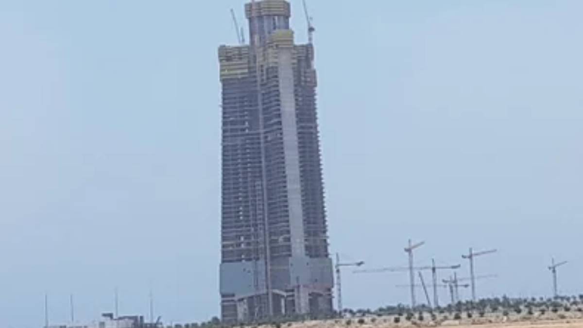 Em junho de 2025, a torre já mostrava avanço visível após anos de paralisação, sinalizando que o projeto voltou a ser prioridade (Foto: Wikimedia Commons/Alejandro vn)