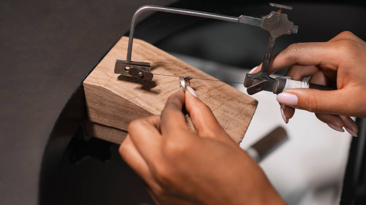 A lapidação muda completamente a percepção de uma pedra, transformando o material bruto em gema pronta para o mercado (Foto: Pexels)