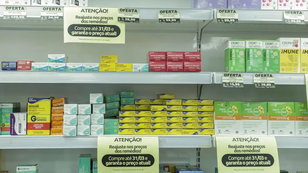 Enquanto farmácias físicas exibem alertas de reajuste nos preços dos remédios, a chegada dos supermercados ao setor pode acirrar a concorrência por descontos. Joédson Alves/Agência Brasil