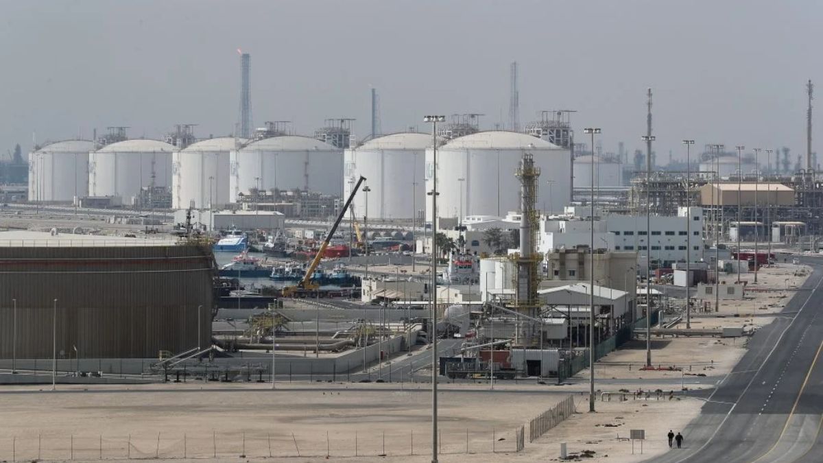 Hubs aéreos internacionais enfrentam paralisia logístico devido a conflito no Oriente Médio e força desvios de rotas e afeta milhões de passageiros. Karim Jaafar/AFP