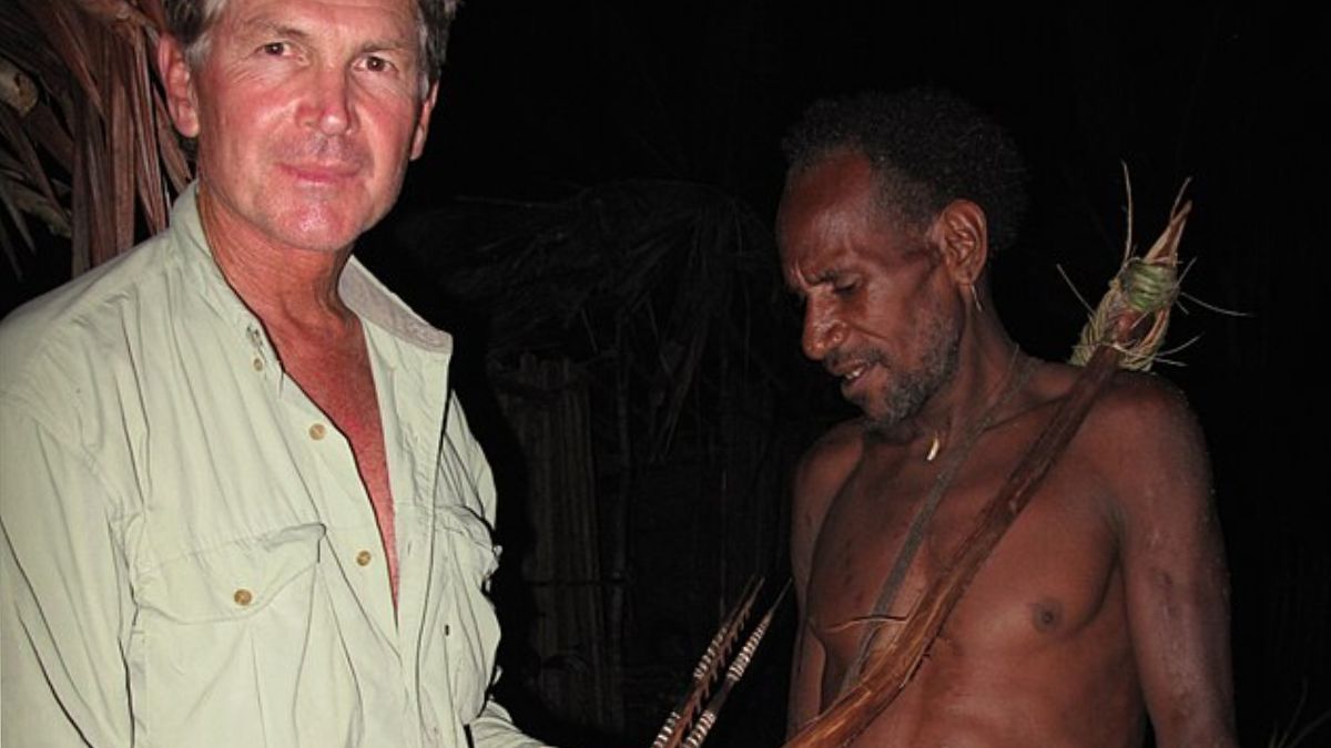 Os Korowai constroem casas nas copas das árvores e seguem costumes próprios de cura e convivência (Foto: Kellyzd/Wikimedia Commons)