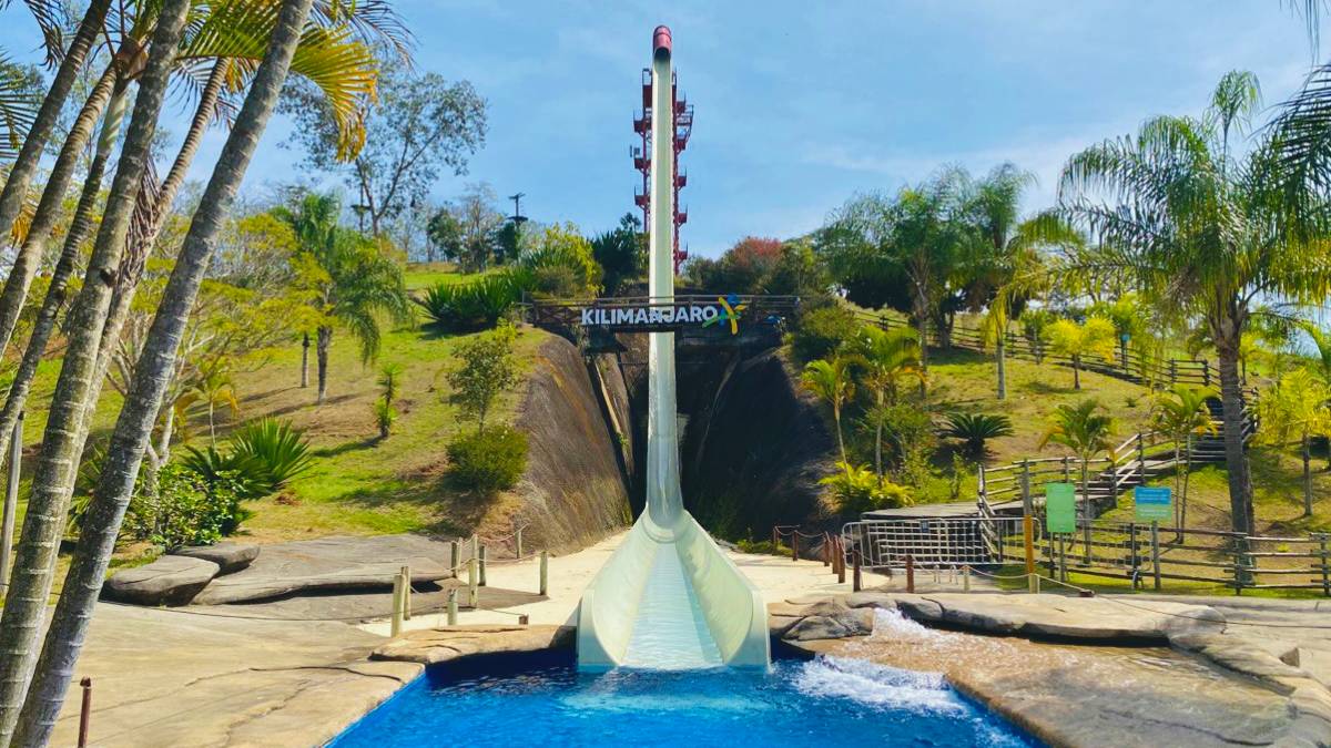 Kilimanjaro, no Aldeia das Águas, no Rio de Janeiro, é considerado o toboágua mais alto do mundo, com quase 50 metros de altura e descida que pode chegar a 100 km/h (Reprodução: Aldeia das Águas)