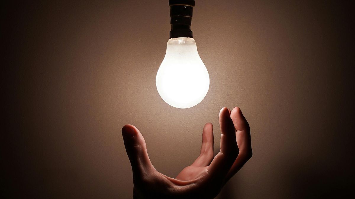 Uso consciente de aparelhos e ajustes simples ajudam a aliviar o peso das contas no fim do mês (Foto: Pexels, Lucanardo)