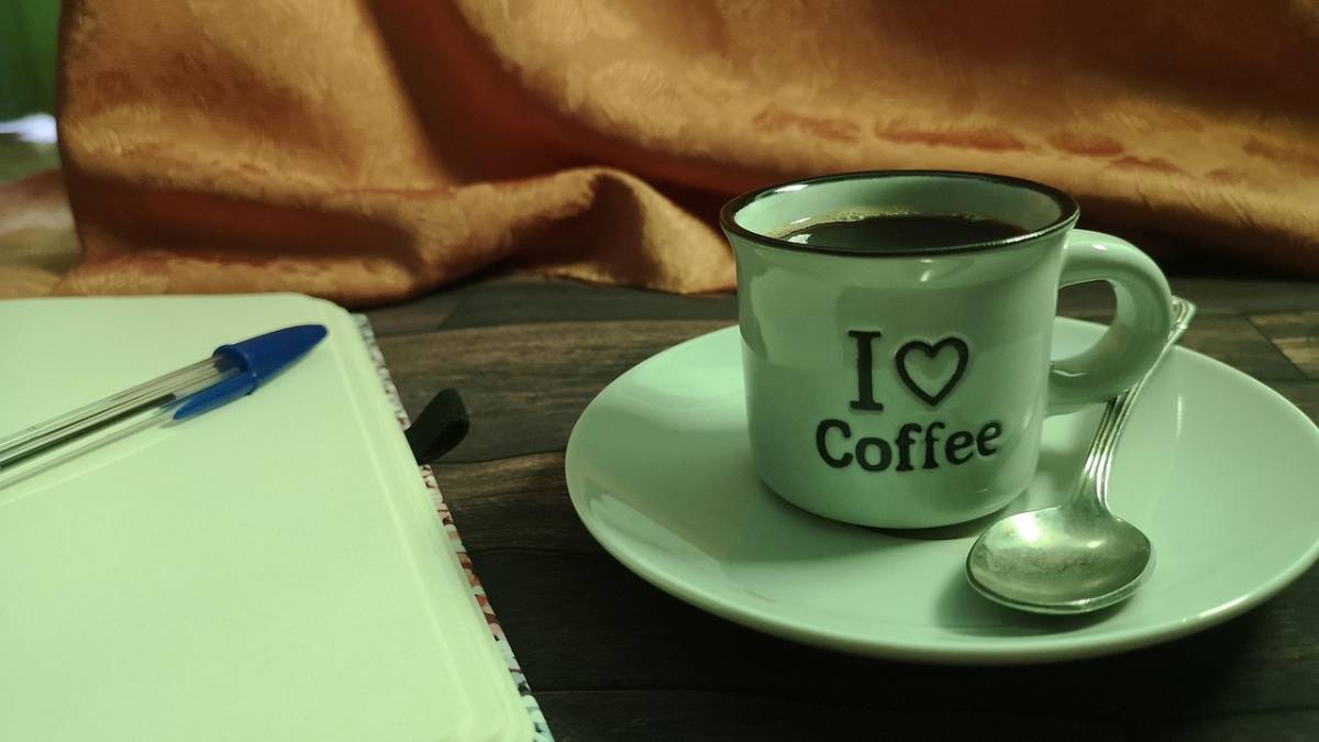 O café aparece com frequência na rotina de quem estuda, e o texto lembra que consumi-lo algum tempo após acordar pode entrar na estratégia (Foto: Freepik)