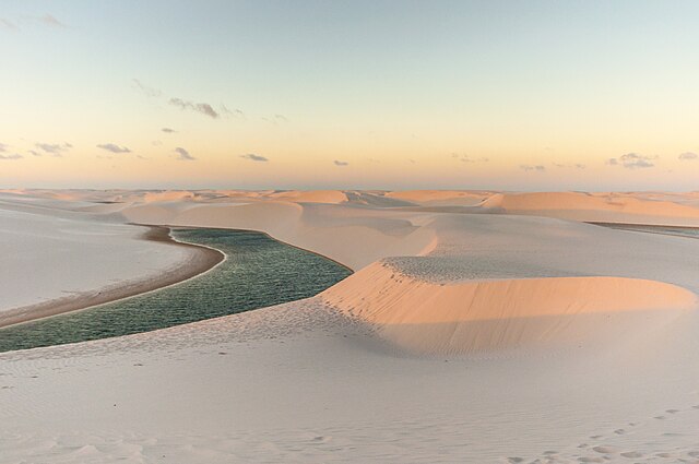 As lagoas sazonais dos Lençóis Maranhenses formam um dos cenários naturais mais emblemáticos do Brasil. Foto: Wikimedia Commons