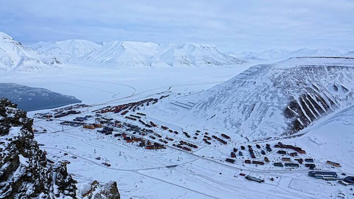 Em Longyearbyen, no arquipélago de Svalbard, existe uma regra incomum (Foto: Bjørn Christian Tørrissen/ Wikimedia Commons)