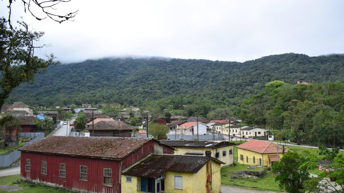 Clima úmido e nublado é uma das marcas mais conhecidas de Paranapiacaba e ajuda a criar o visual cinematográfico da vila (Foto: Pexels)