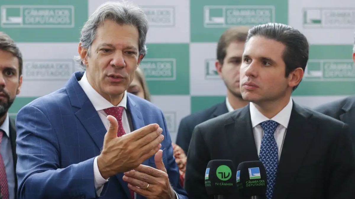 O ministro Fernando Haddad em articulação no Congresso Nacional; das 25 metas econômicas propostas pelo governo, 15 ainda dependem de aprovação legislativa, o que tem travado o ritmo da agenda fiscal para 2026. Lula Marques/ Agência Brasil