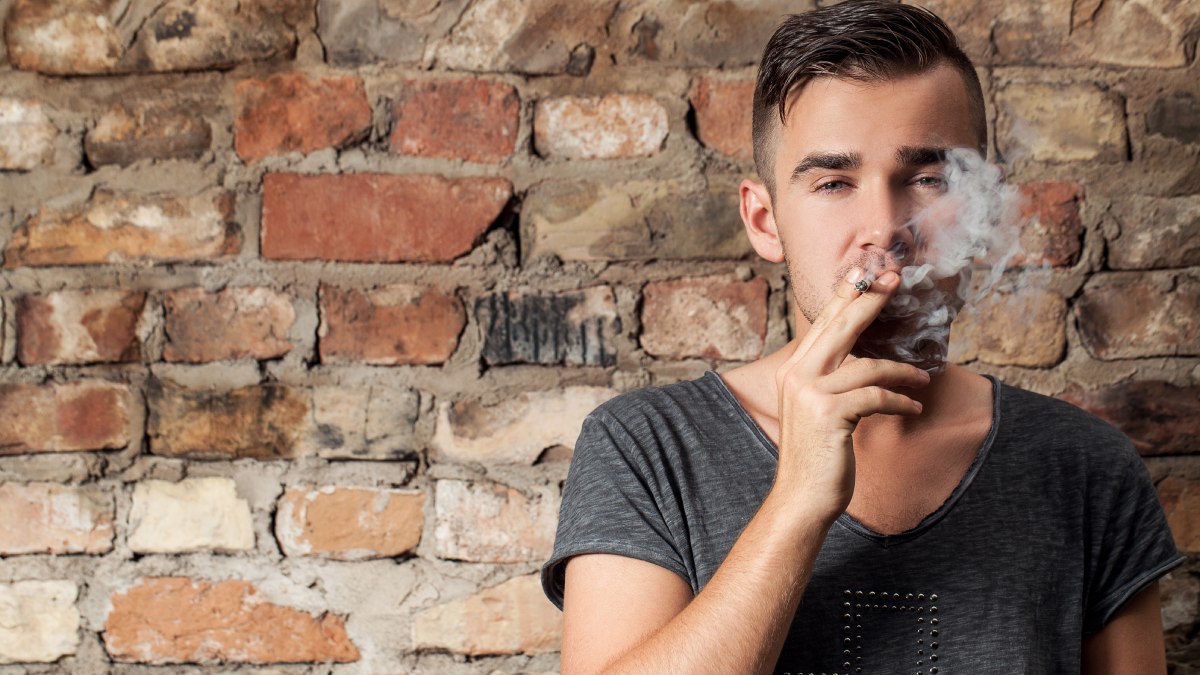 Além disso, a Lei Antifumo (nº 12.546/2011) proíbe o consumo de cigarros e produtos fumígenos em recintos coletivos fechados, o que inclui as áreas comuns do prédio. Foto: Freepik