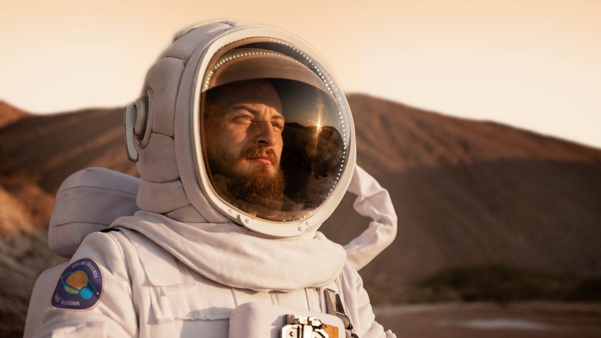 A proximidade com a Terra pode acelerar testes e lançamentos frequentes, tornando o satélite um passo estratégico antes de missões tripuladas a Marte