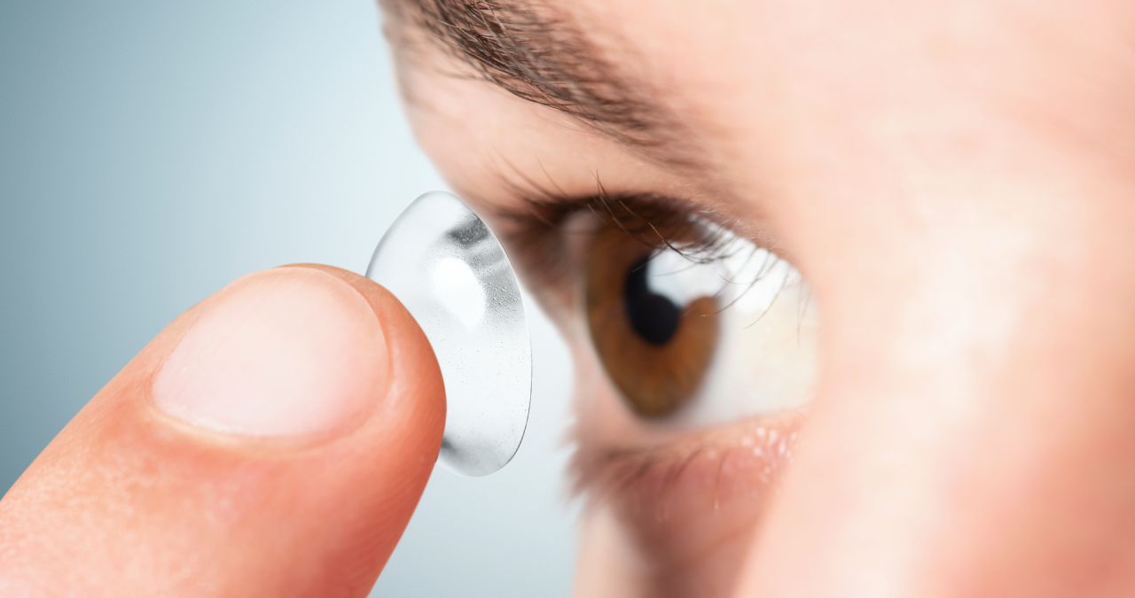 A nanotecnologia trabalha em uma escala milhares de vezes menor que a espessura de um fio de cabelo, permitindo interações precisas com os tecidos oculares (Fotos: Freepik)
