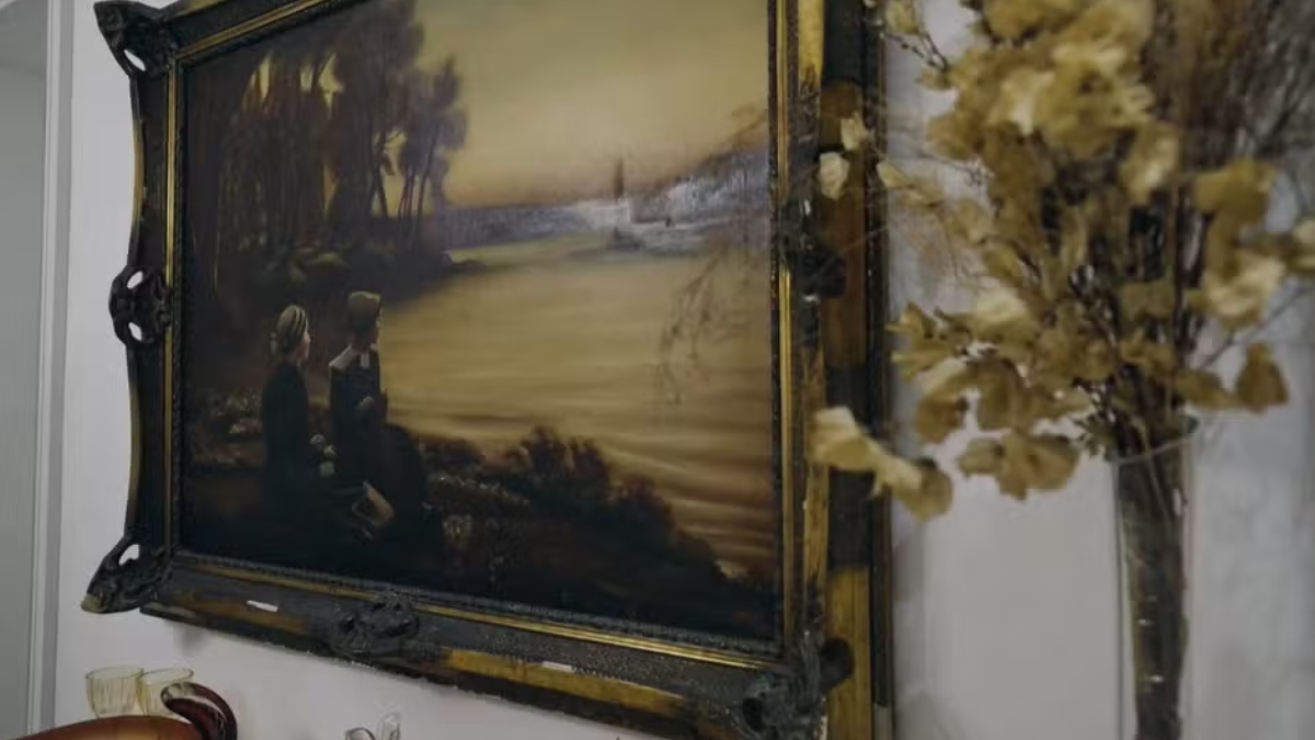 Internamente, a decoração exibe móveis de estilo clássico, adornos dourados, tapeçarias e esculturas que reforçam a opulência do local.