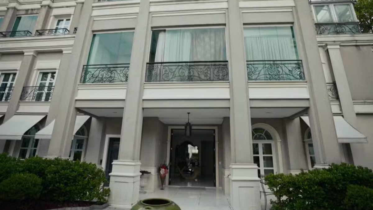 Imponente residência construída por Anita Harley, herdeira da rede Pernambucanas, no bairro da Aclimação, em São Paulo, é um dos imóveis luxuosos mais comentados e polêmicos do País.