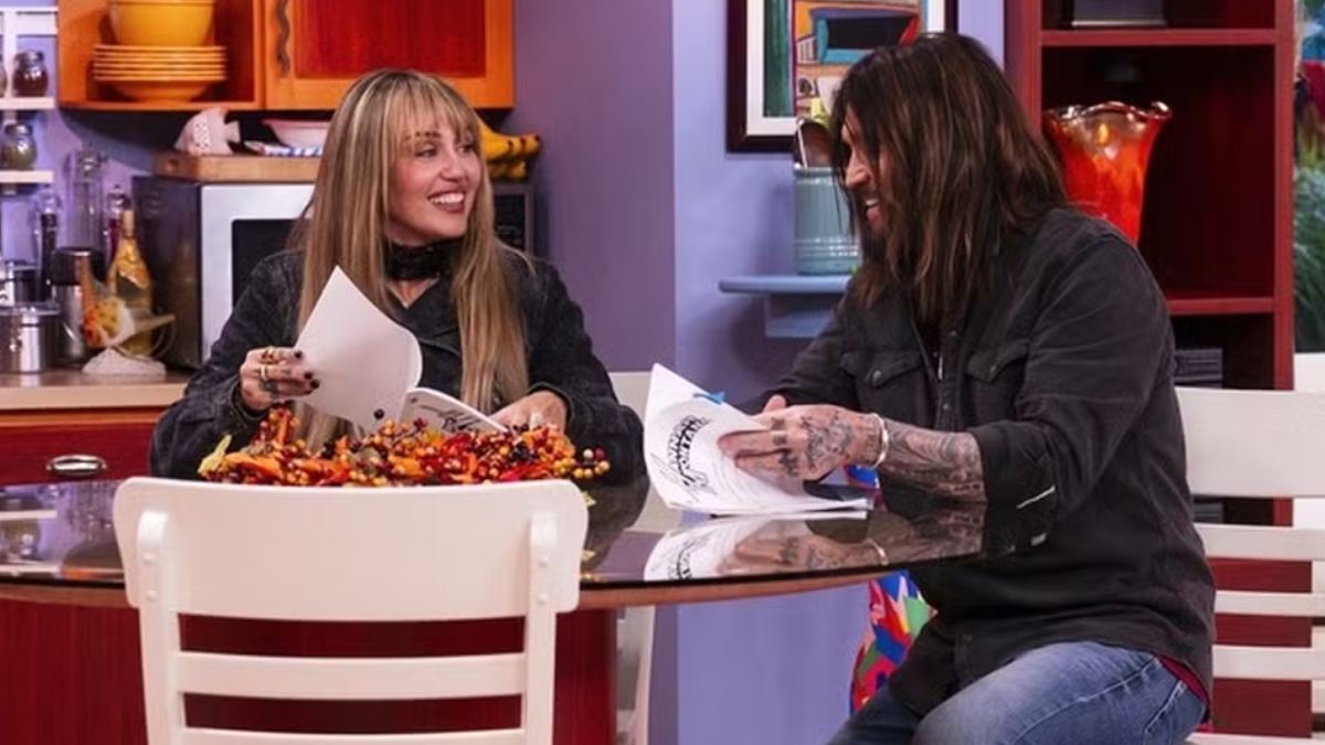 O especial de 20 anos permitiu que Miley Cyrus revisitasse espaços que ficaram guardados na memória afetiva do público - (Divulgação/Disney +)