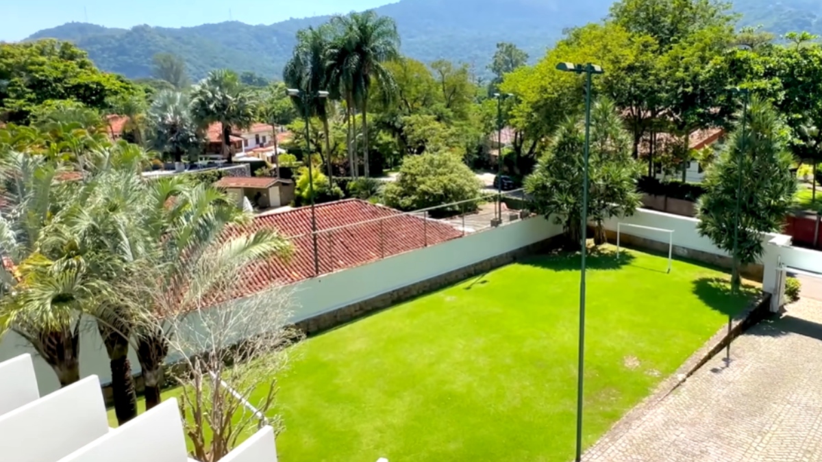 A casa oferece inúmeras opções de lazer e sossego, possuindo: Piscina; Sauna; Campo de futebol privativo; Adega climatizada e muito mais - (Reprodução/YouTube Upperhaus Imóveis)