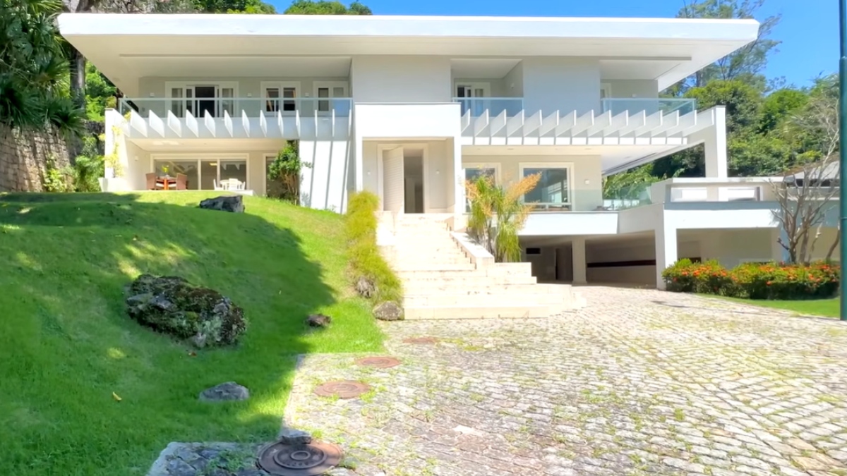 Avaliada em R$ 12,8 milhões, a propriedade de 1.200 m² de área construída não chama atenção apenas pelo luxo, mas por ter sido o cenário central de uma das novelas mais queridas dos brasileiros - (Reprodução/YouTube Upperhaus Imóveis)