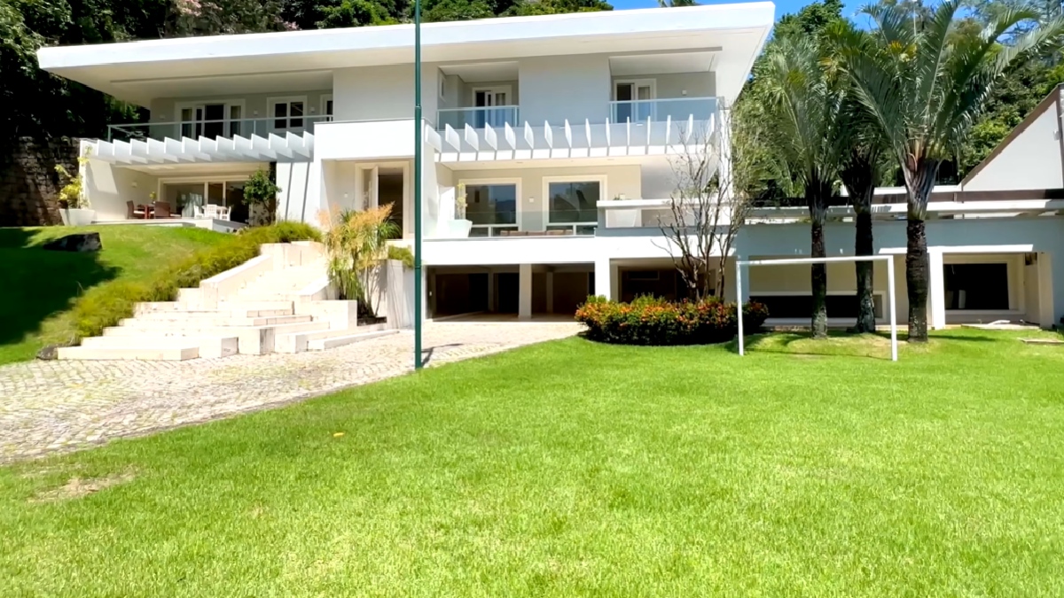 O jardim gigantesco é outro ponto alto, servindo frequentemente de cenário para as fotos que a artista compartilha com seus cães nas redes sociais - (Reprodução/YouTube Upperhaus Imóveis)