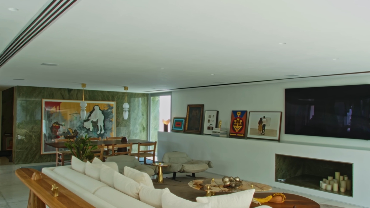 O coração da casa é a área social, em que a sala e a varanda são integradas para garantir uma circulação fluida e muito contato com o verde.