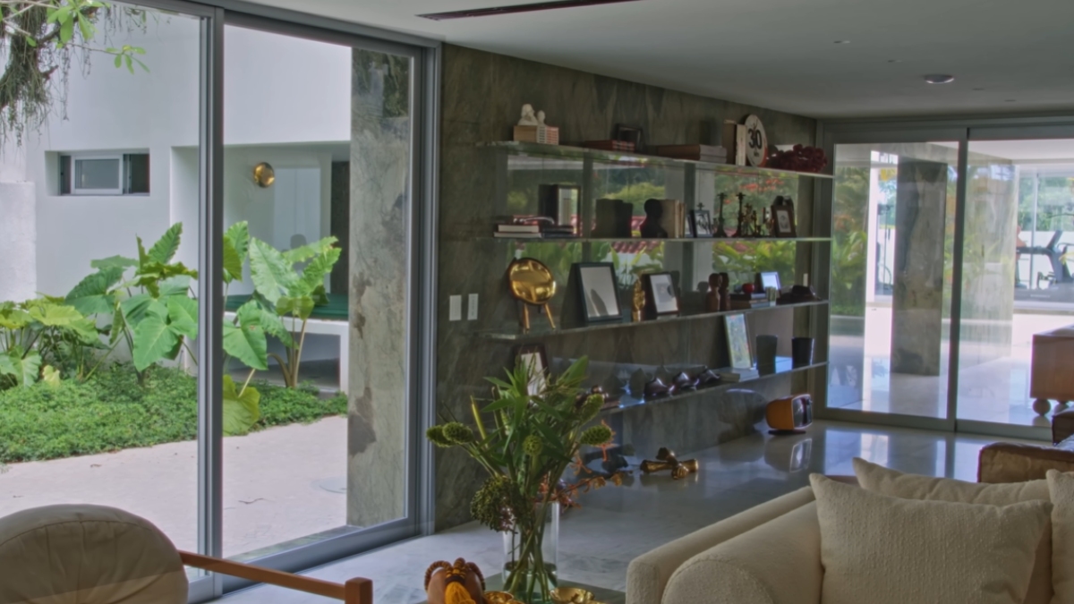 O mobiliário mistura peças vintage de grandes mestres e criações contemporâneas. (Fotos: Reprodução/YouTube Casa Vogue Brasil)