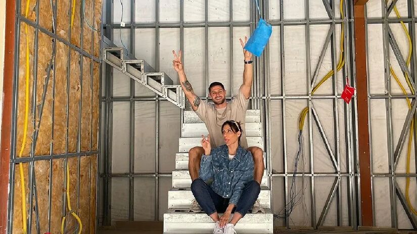 A construção da mansão teve início quando Jonas ainda estava noivo da apresentadora e também ex-BBB, Mari Gonzalez.