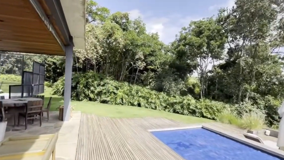 Localizada no exclusivo condomínio Fazenda Boa Vista, a propriedade, conhecida como "Casa da Vista", combina sofisticação com um estilo de vida voltado à natureza e à convivência familiar.