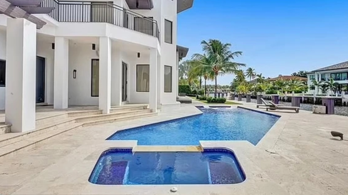 Com aproximadamente 975 metros quadrados de área construída, a casa foi originalmente erguida em 1988, mas passou por modernizações completas antes de ser adquirida pelo jogador.