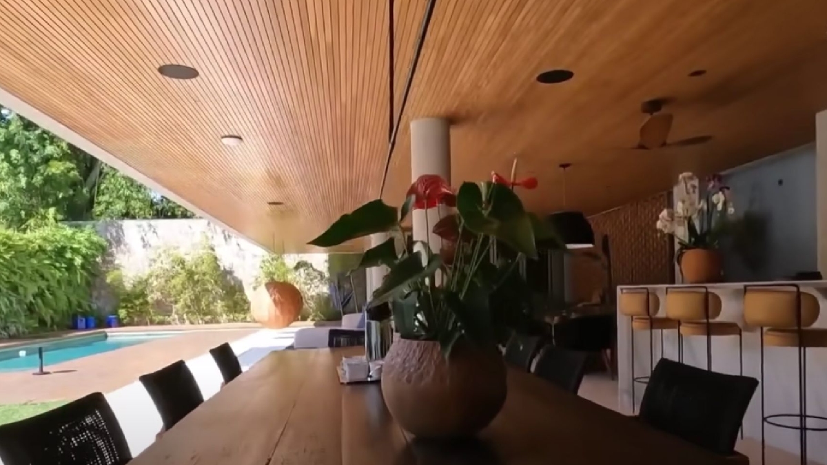 O condomínio de luxo abriga outros famosos como Juliana Paes e fica também fica próximo da mansão "zen" de Anitta.