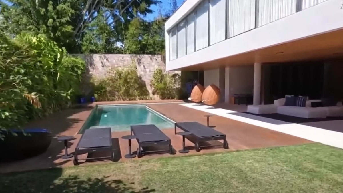 Com 890 metros quadrados, a casa é um verdadeiro abrigo de famosos, já que, antes da mudança do casal, ocorrida em 2023, a residência era da atriz Bruna Marquezine.