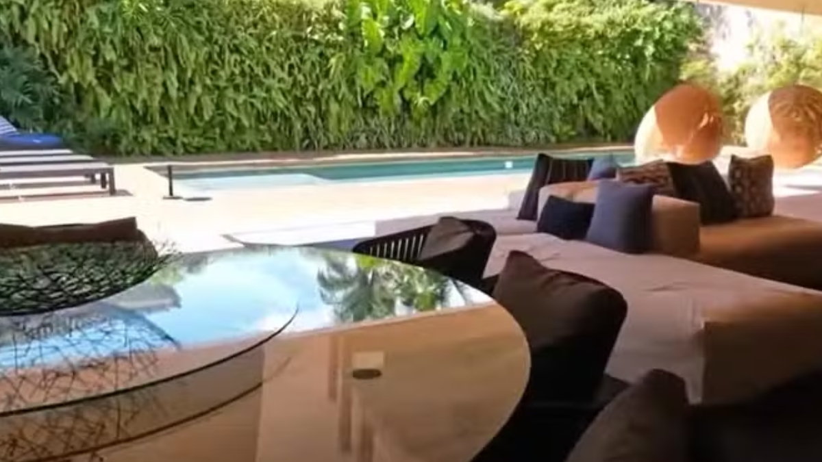 Outros destaques do local ficam por conta de uma adega particular e um terraço com vista para o bairro da Barra da Tijuca.