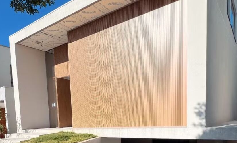 O imóvel, que reflete o sucesso de sua carreira consolidada, destaca-se pela arquitetura moderna e sustentável.