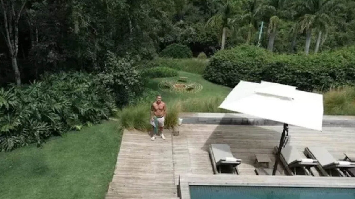 A residência se destaca por oferecer uma infraestrutura completa que inclui um lago particular, piscina cercada por deck de madeira e uma lareira na área externa.