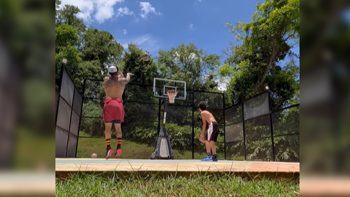 Para a prática de esportes, a família conta com quadras de tênis e basquete, esta última um pedido especial de Mion para jogar com os filhos.