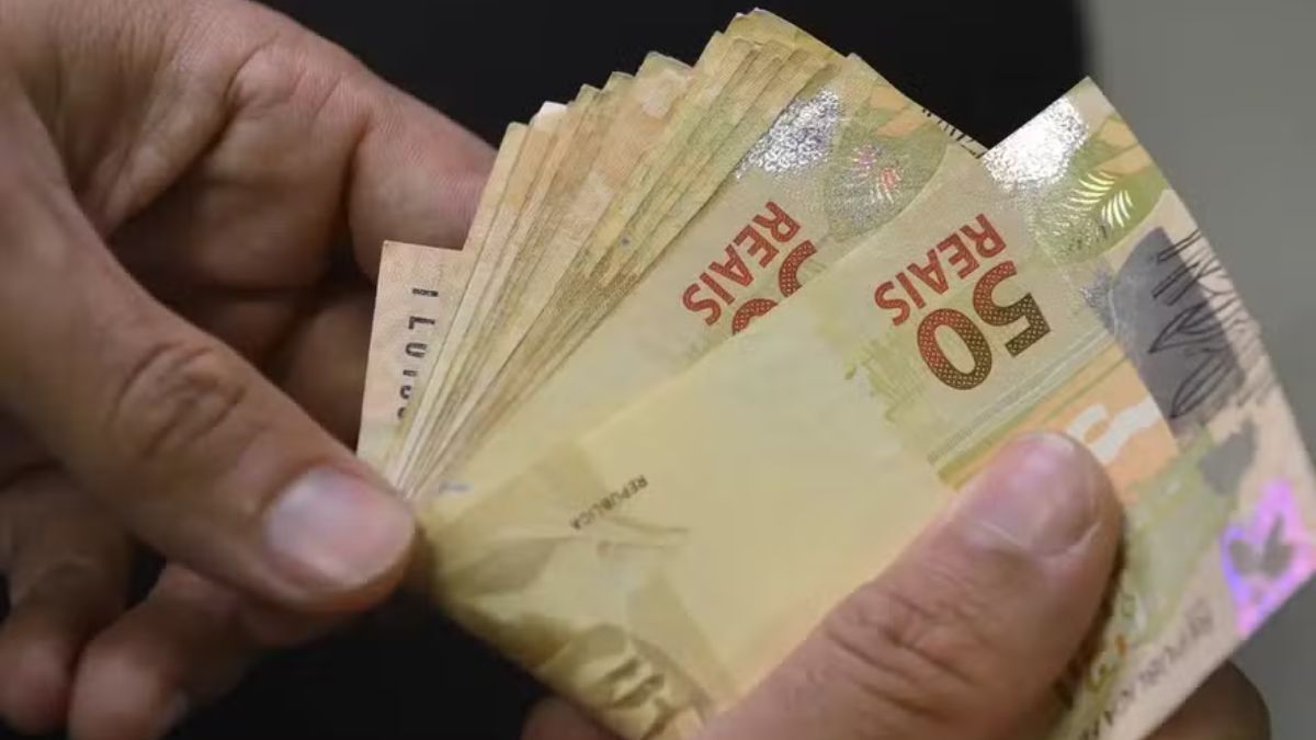 Com a Selic mantida em 15% ao ano, o custo do dinheiro permanece elevado para o consumidor brasileiro em 2026. Marcello Casal Jr/Agência Brasil