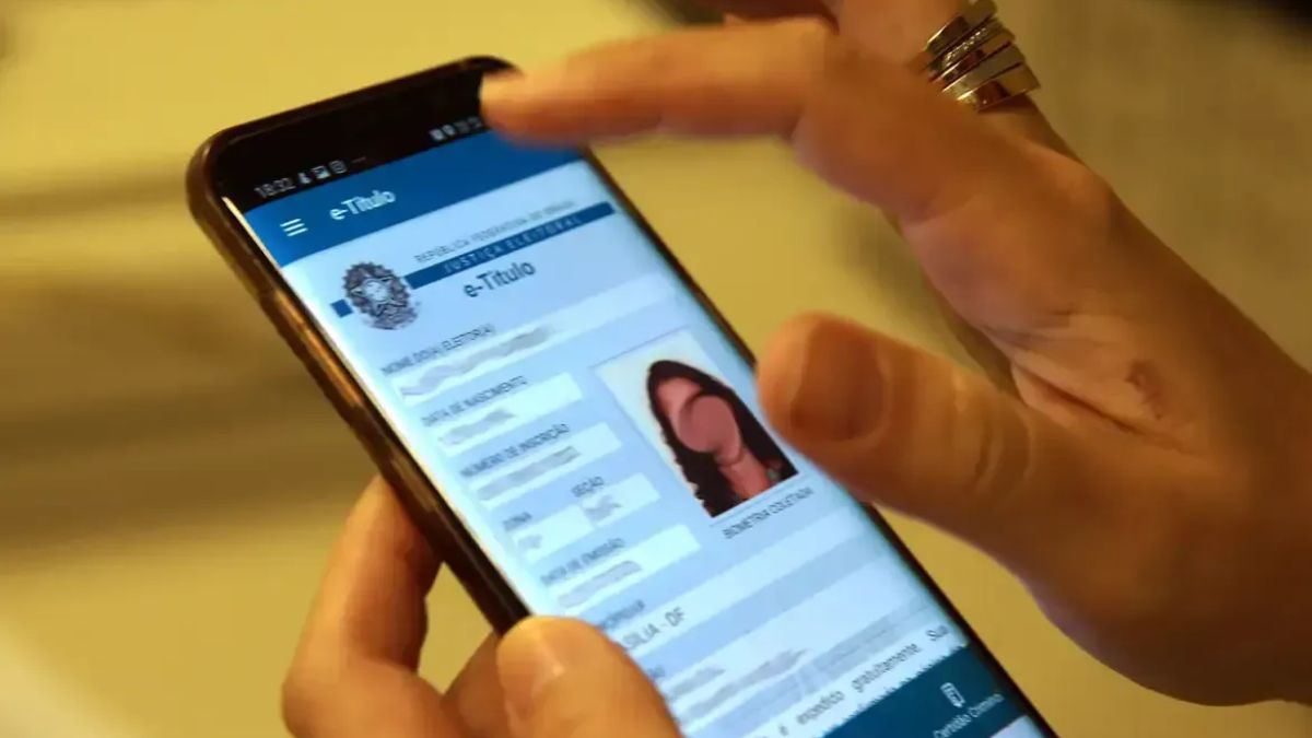 O e-Título transforma o smartphone em um portal de serviços eleitorais, permitindo acessar dados e certidões com biometria facial. Marcello Casal Jr./Agência Brasil