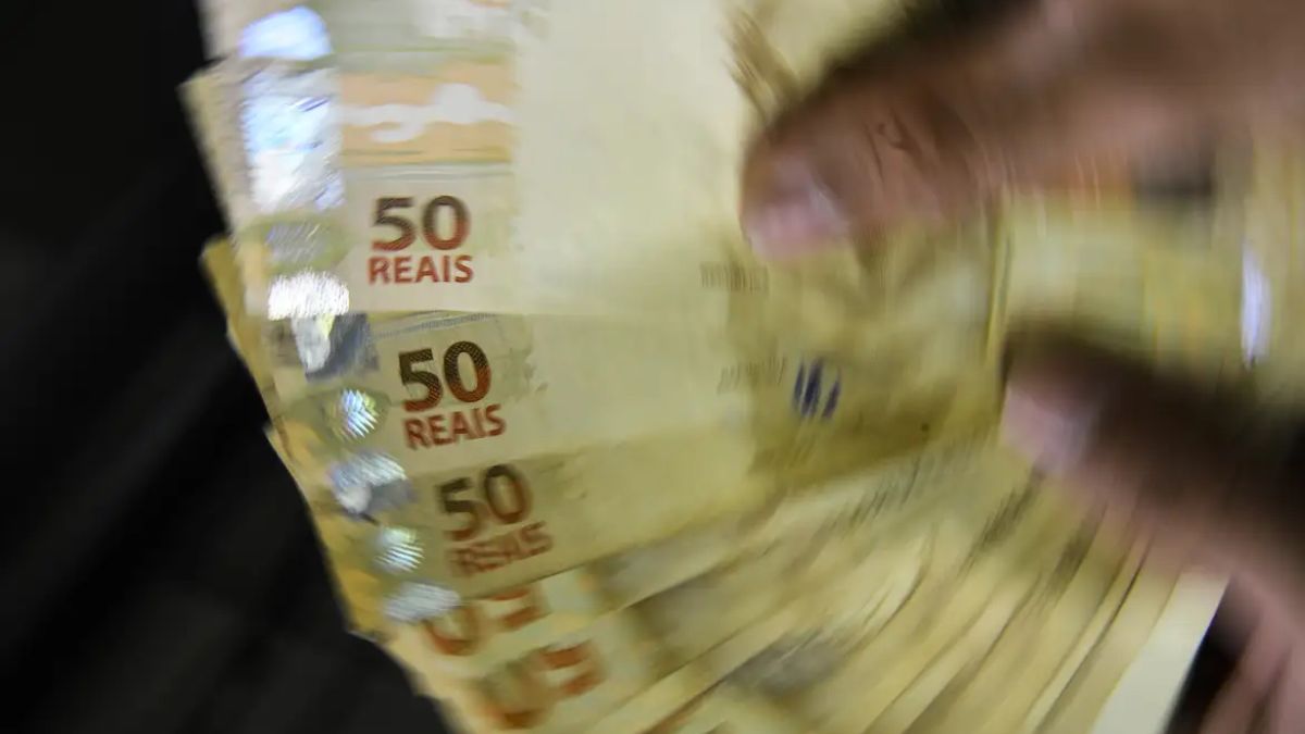O calendário de pagamentos da primeira parcela (50% do abono) do 13º do INSS 2026 começa em 24 de abril. A segunda parcela será creditada entre maio e junho, mantendo o histórico de antecipações adotado pelo governo nos últimos anos. Marcello Casal Jr/Agência Brasil