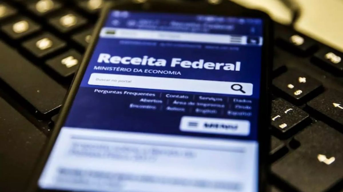 Declarar ganhos do Airbnb no Imposto de Renda exige atenção. O portal da Receita Federal é o único canal seguro para verificar o processamento e evitar cair na malha fina por omissão de rendimentos. Marcello Casal Jr/Agência Brasil