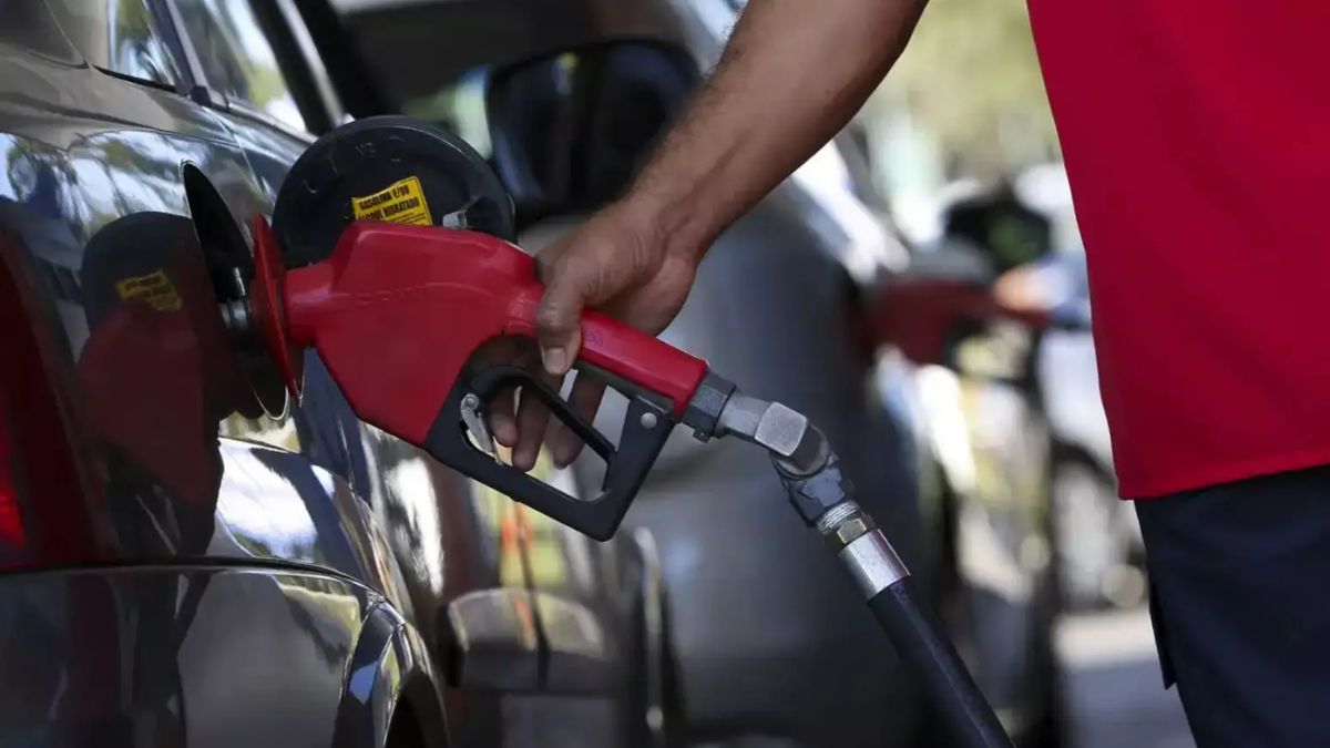 O impasse entre União e estados sobre a redução de impostos pode limitar a queda de R$ 0,64 no preço do diesel nas bombas. Marcelo Camargo/Agência Brasil