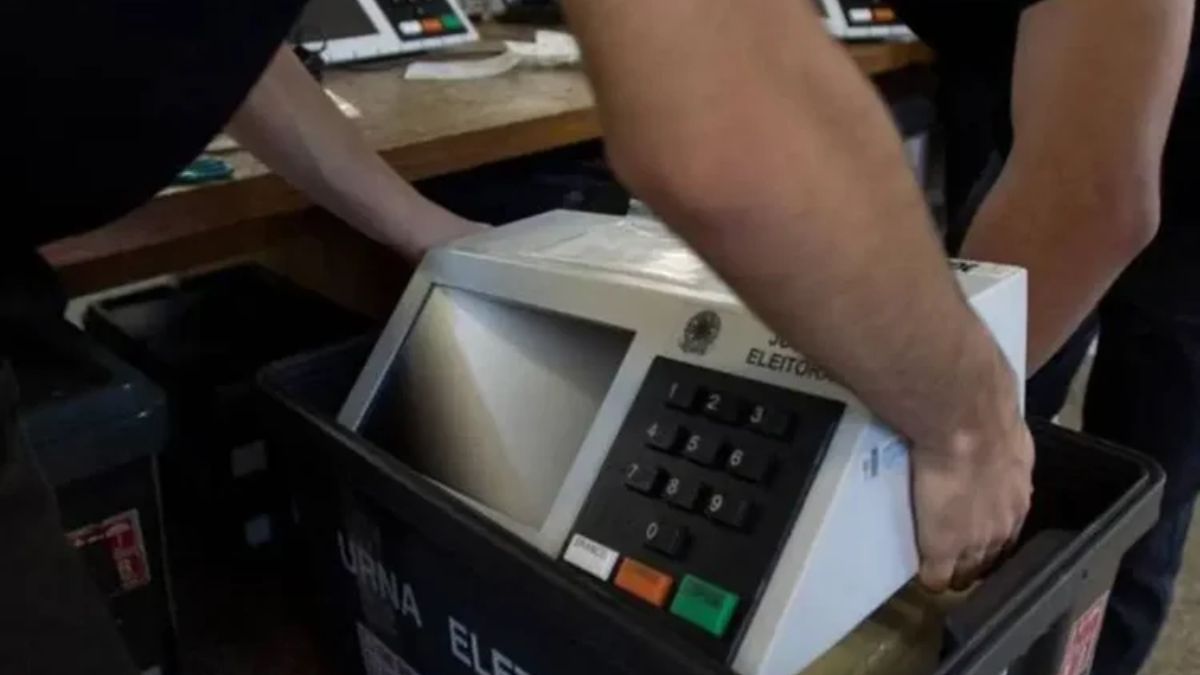Antes de chegarem às seções eleitorais, cada urna eletrônica passa por um rigoroso processo de auditoria e carga. Esse preparo técnico é o que garante que, independentemente da quantidade de votos nulos registrados, o sistema processe apenas as escolhas válidas para definir os novos representantes. Marcelo Camargo/Agência Brasil