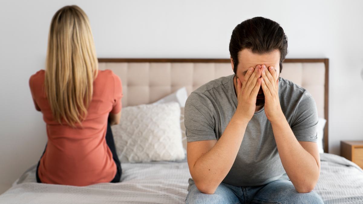 Uma pesquisa publicada em março de 2025 na revista Social Psychological and Personality Science acompanhou 320 pessoas e revelou que, em média, leva cerca de 4,18 anos para que os laços afetivos se dissolvam de forma significativa.