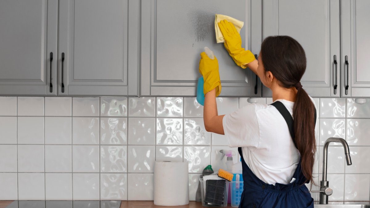 A estratégia prioriza banheiro, cozinha e sala, ambientes que mais influenciam a sensação de limpeza do lar