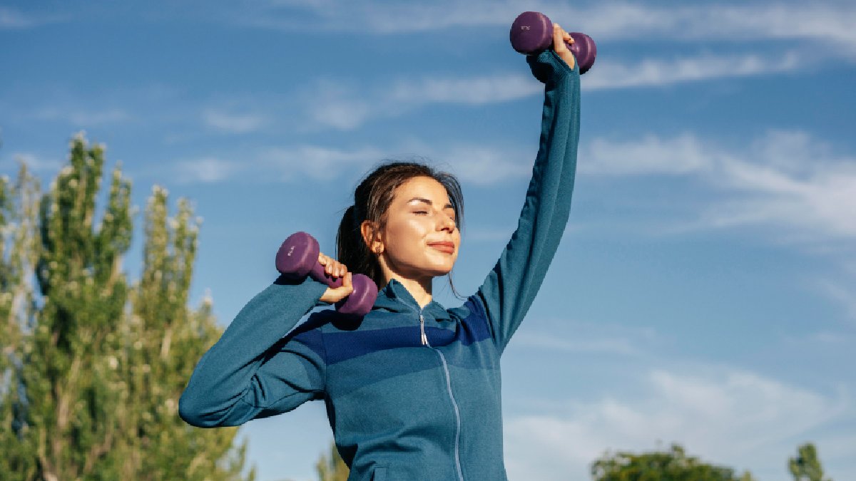 Fazer exercícios também é fundamental para evitar perda de massa muscular (Fotos: Freepik)